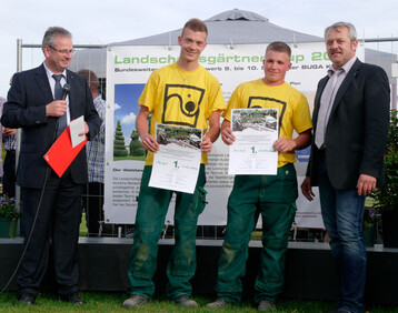 Die Sieger mit BGL-Prsident August Forster (links) und Rafael Carentz, Prsident des Verbands GaLaBau Rheinland-Pfalz und Saar
