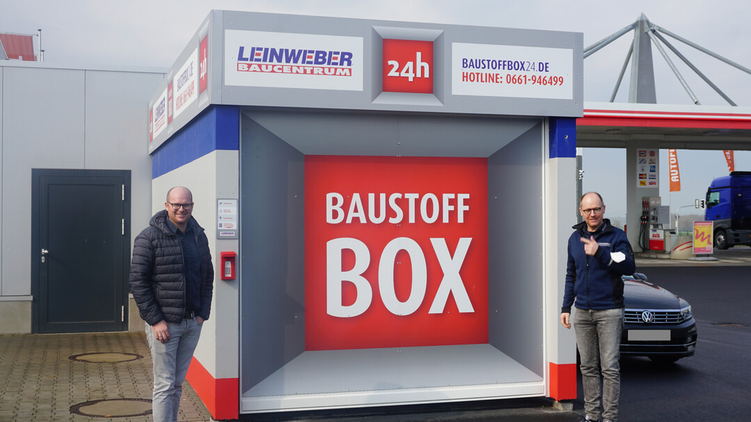 Benedikt (l.) und Sebastian Leinweber mit ihrer Baustoffbox.