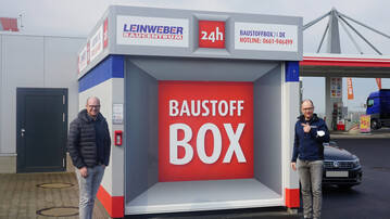 Benedikt (l.) und Sebastian Leinweber mit ihrer Baustoffbox.