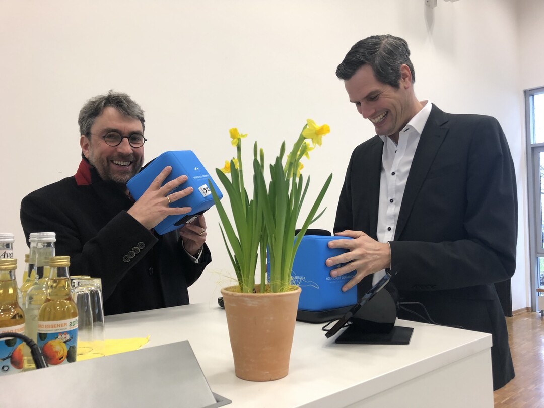 Martin Thieme-Hack und Kai Breulmann freuten sich nicht nur ber die neuen Wurfmikrofone, sondern auch ber die einmal meher erfolgreichen Baubetriebstage.