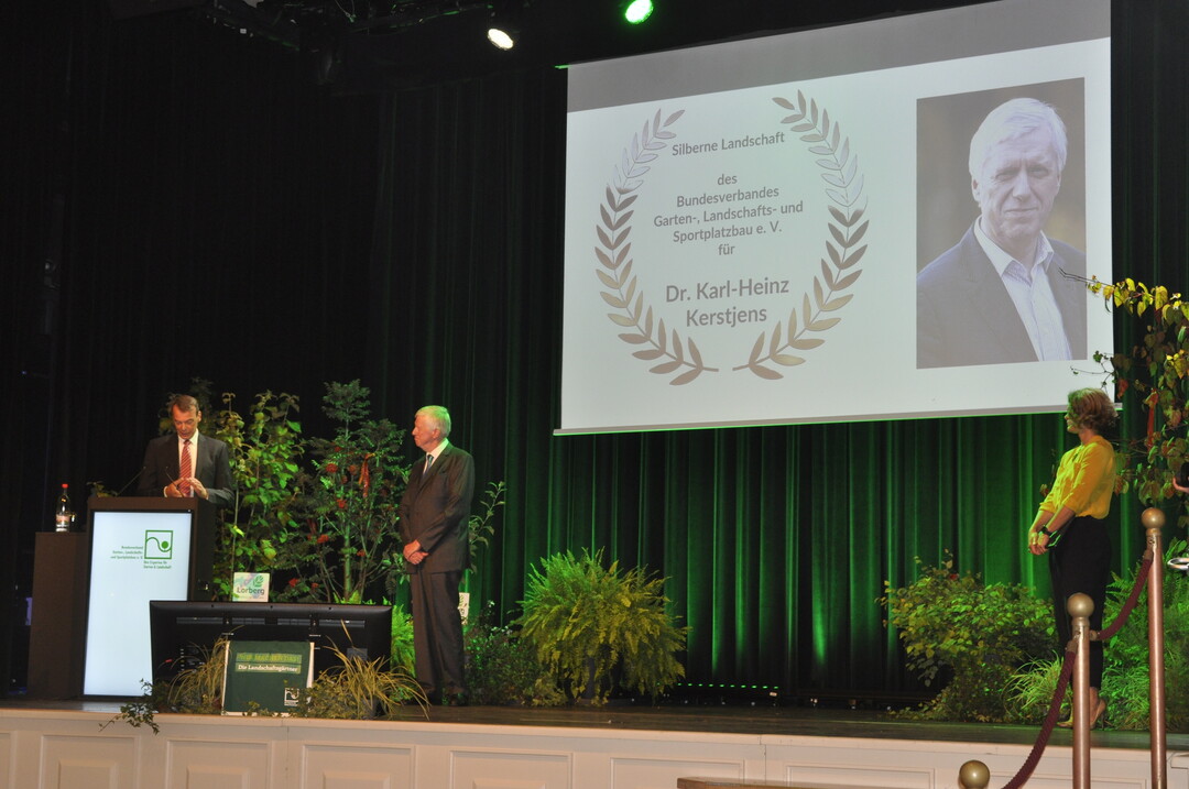 Der ehemalige FLL-Prsident Dr. Karl-Heinz Kerstjens wurde mit der Silbernen Landschaft ausgezeichnet und bedankte sich mit einer launigen Rede.