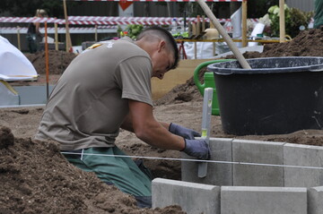 24 Nachwuchskrfte (hier: Erik Stanke, Deutscher Meister 2020) wetteifern beim Landschaftsgrtner-Cup in 12 Zweierteams um das beste Lsen der Bauaufgabe.