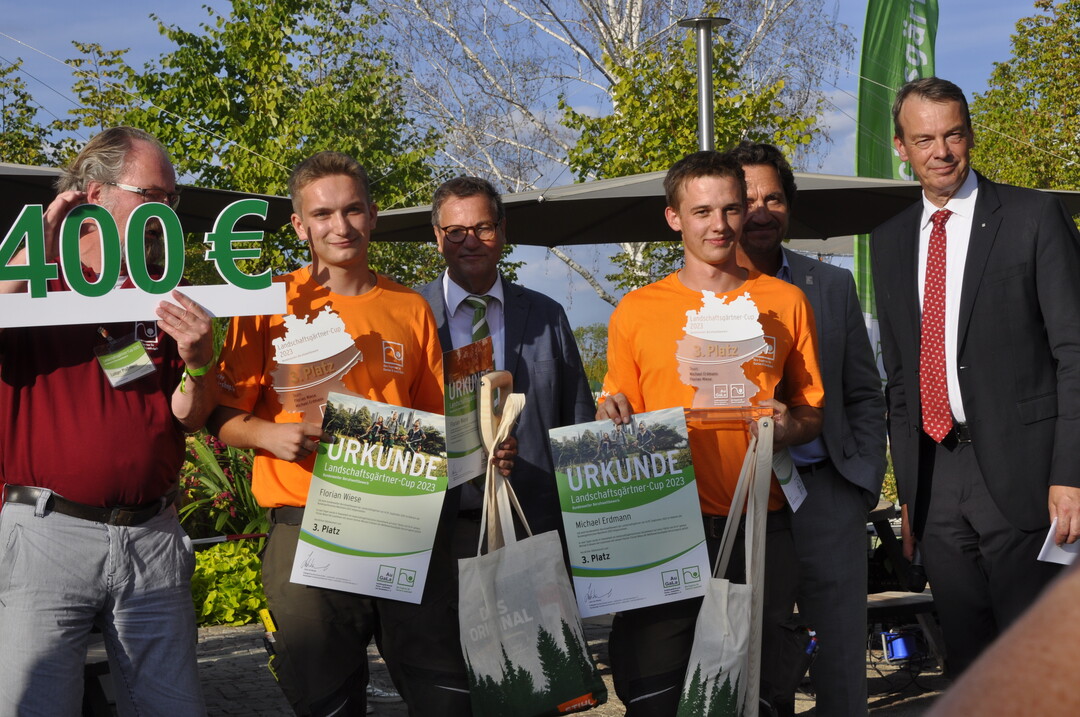 Die Westfalen Florian Wiese und Michael Erdmann von Markus Kckenhoff Meisterbetrieb fr Garten- und Landschaftsbau aus Sundern freuten sich ber Platz 3.