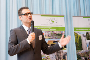 FBB-Prsident Dr. Gunter Mann bei der Erffnung des 13. Internationalen Grndachsymposiums in Ditzingen.