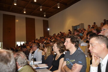 Letztes Jahr war es voll im groen Lehrsaal der Hochschule. Das Auditorium folgte gespannt den Vortrgen.