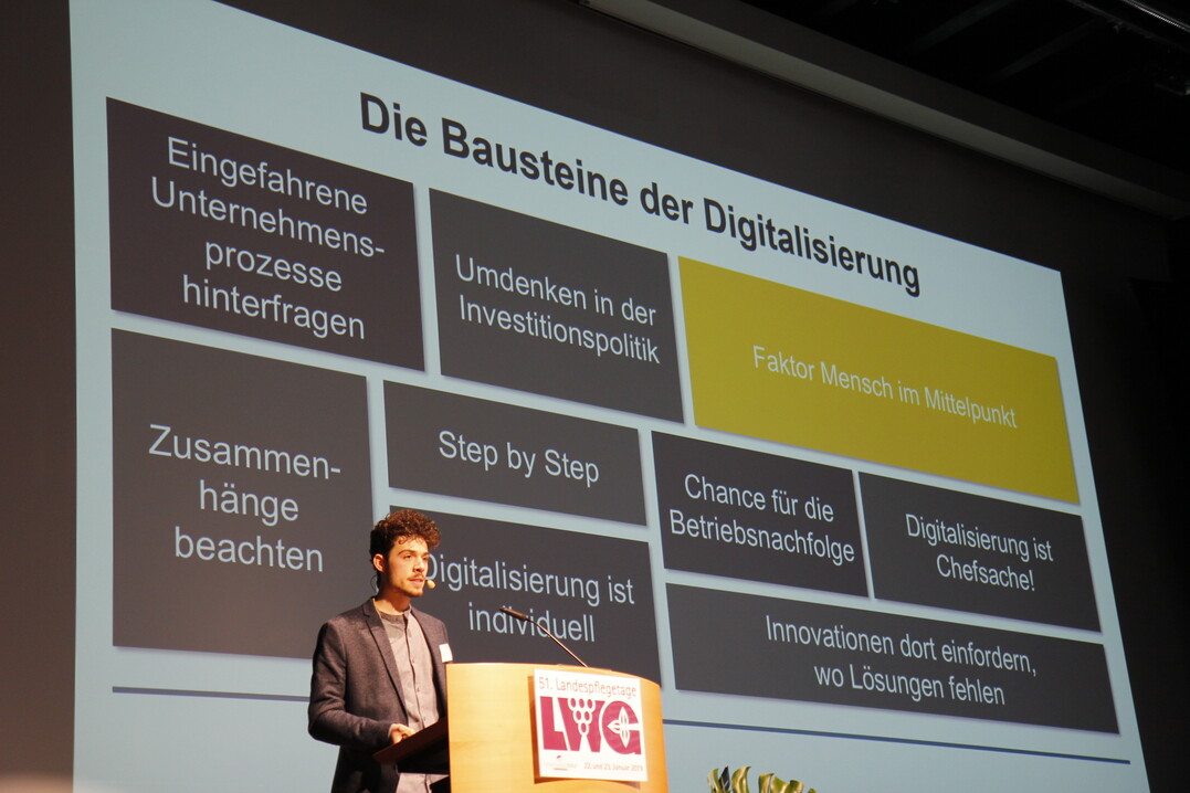 Lucas Winkler schilderte, wie die Digitalisierung im GaLaBau ntzlich sein kann und wie man die Sache angeht.