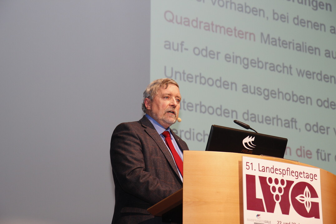 Prof. Dr. Stephan Roth-Kleyer von der Hochschule Geisenheim stellte die Neuerungen der DIN 18915 - Bodenarbeiten vor.