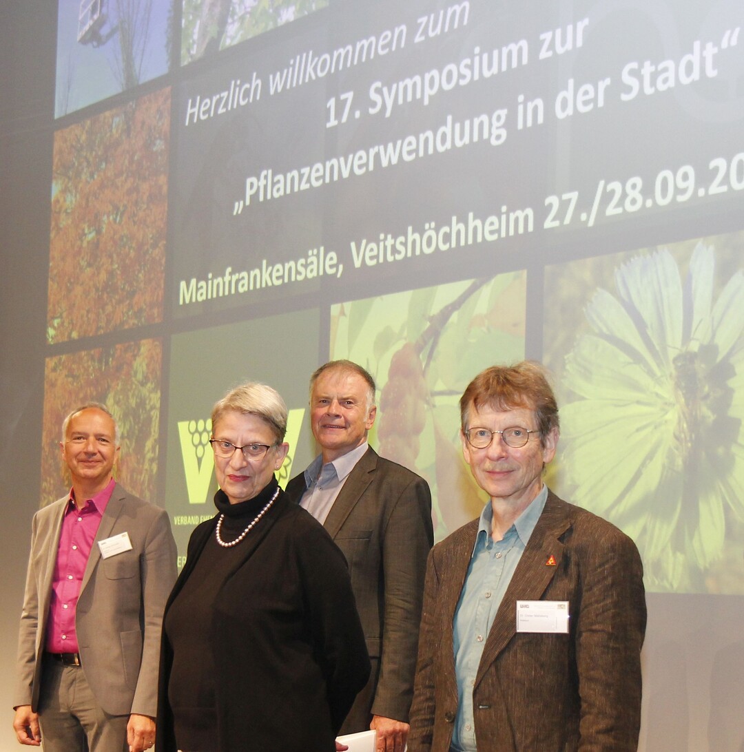   Von links: Dr. Philipp Schnfeld, Dr. Susanne Bll, Klaus Krber (alle LWG Veitshchheim) und einer der Referenten, Dr. Dieter Mahsberg von der Uni Wrzburg