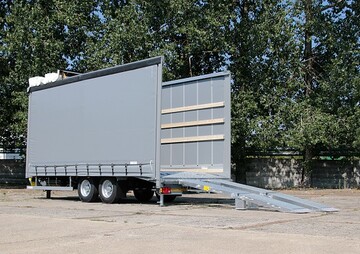 Tieflader mit Schiebeplanenaufbau.