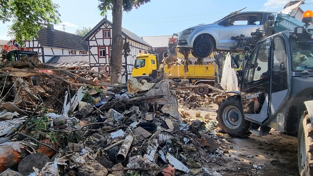   Auch in Iversheim bei Bad Mnstereifel treffen Helfer auf Chaos pur.
