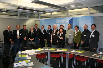 Der stellv. IHK-HGF Christian Wiesenhtter (7.v.l.) hatte gemeinsam mit dem FGL-Vorsitzenden Georg Firsching (8.v.l.) ins Berliner Ludwig-Erhard-Haus geladen  zum Auftaktworkshop trafen sich Vertreter von UVB, IGA Berlin 2017 GmbH, Partner fr Berlin, Senatsverwaltung fr Stadtentwicklung , BDLA, DGGL sowie der Stiftung Die Grne Stadt. 