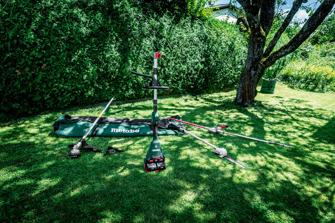 Das All-in-one Garten-Multifunktionssystem eignet sich fr die verschiedensten Anwendungen. Zum System gehren ein Akku-Antrieb und drei Aufstze  ein Freischneider, ein Hochentaster und eine Heckenschere.