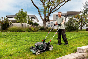  Der neue leistungsstarke Rasenmher RM 36-18 LTX BL 46 von Metabo eignet sich besonders fr groe Flchen bis 800 Quadratmeter.