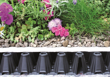 Systemaufbau von unten nach oben: Schutzlage, Drain- und Wasserspeicherelement WE 40/23, Filterschicht aus Qualittsvlies, Vegetationsschicht aus Intensivsubstrat und Begrnung mit Stauden, Struchern, Grsern und Krutern.