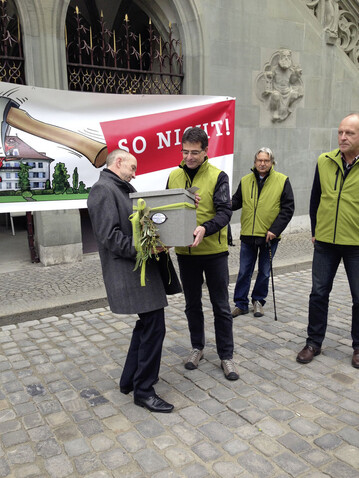 ber 20000 Unterschriften konnte GSO-Chef Thomas Wullimann dem Vertreter des "Groen Rates" des Kantons Bern berreichen.