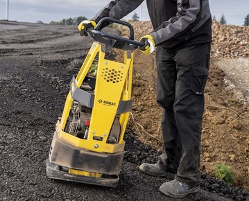 Die kompakten Abmessungen der vorwrtslaufenden Rttelplatte BR 95 machen Sie zur idealen Maschine fr przise Konturarbeiten und fr die vielfltigen Anforderungen im Gartenbau und Landschaftsbau. 
