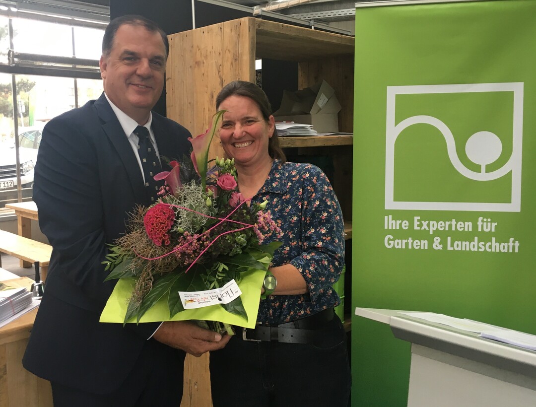 Regionalprsident Thomas Bchner bedankt sich bei Ulrike Debus