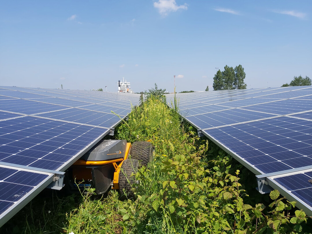 Mit seiner geringen Aufbauhhe von 51 cm kommt der innovative Mher unter jede Freiflchen-Photovoltaikanlage oder unter Parkbnke.