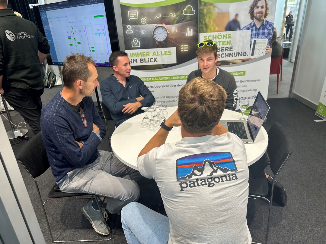 Andreas Kamp von galawork spricht in der 3C mit Kunden.<br>