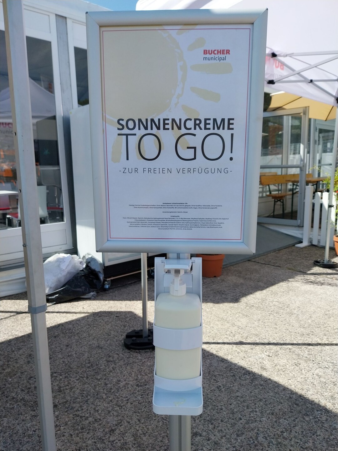 Bei Bucher gibt"s Sonnencreme (wahrscheinlich steht ein ganzes Fass hinterm Zelt).