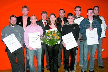 Mit Recht Stolz: Jahrgangsbeste mit VGL-Prsident Manfred Lorenz (4. v. l.) 