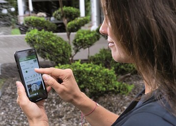 Ortsunabhngige Steuerung: Mithilfe einer App lsst sich das Bewsserungssystem bequem von berall aus steuern. Auch bei Abwesenheit kann die Grnflche bewssert werden. 