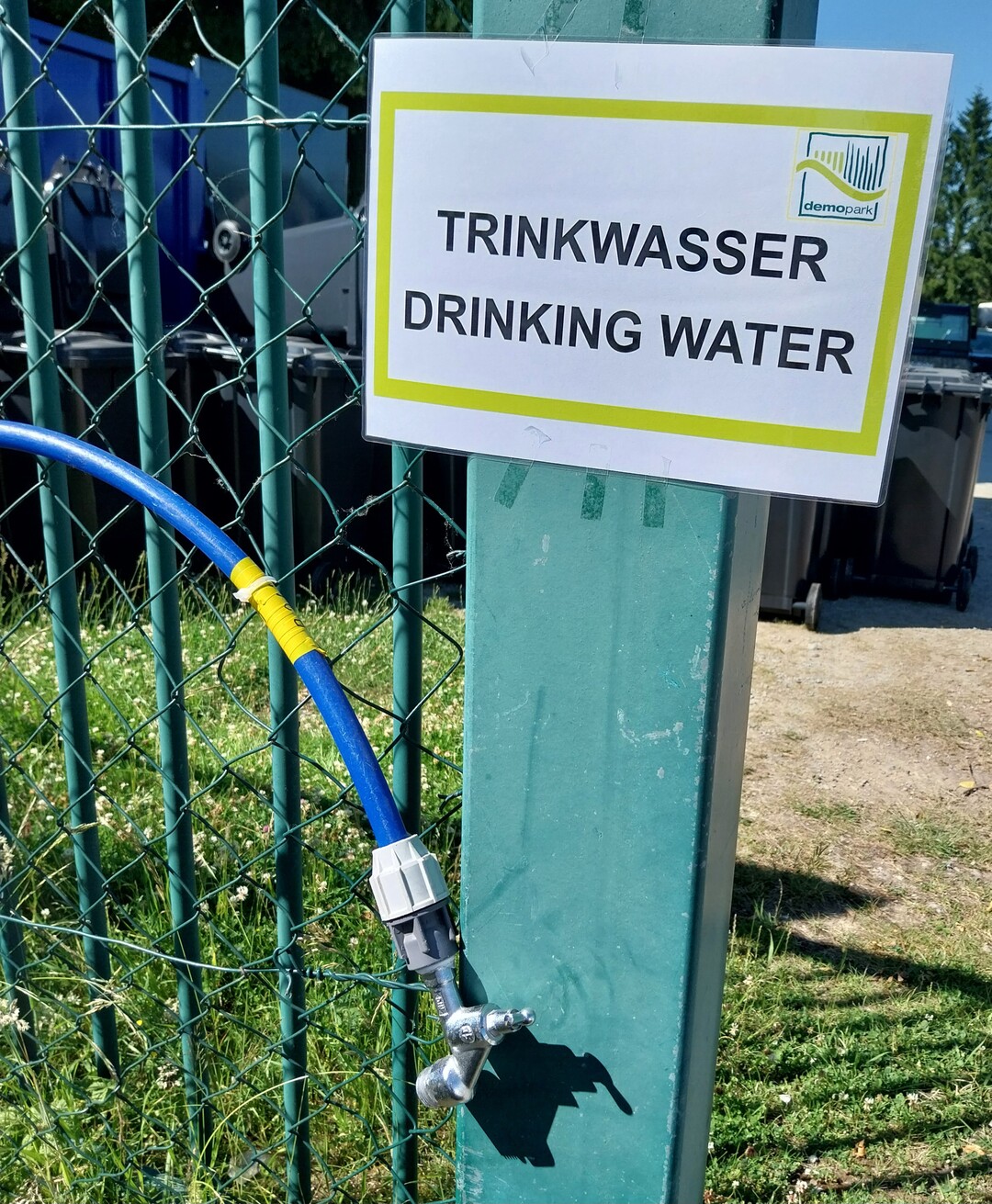 Gut zu wissen: An allen WC-Containern (auen) und am Seitentor kann man Trinkwasser zapfen. 
