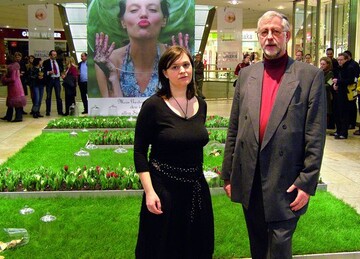 Freuten sich dank Druckvorlage vom GaLaBau-Bundesverband ber die 
Kssende Frau in Groformat: Jenny Pfriem und Holger Schne