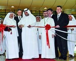 Seine Hoheit, Scheich Ahmed bin Saeed Al Maktoum,  durchtrennt das Band. (Vordere Reihe von links): Dr. Mohammed Saeed Al Kindi, Michael Müller, Geschäftsführer der Planetfair Dubai GmbH, Scheich Ahmed bin Saeed Al Maktoum, Ibrahim Ali, 
Marketing Direktor des Dubai Flower Centers, Egon Galinnis