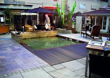 Im Sieger-Garten Family Lounge Deluxe wurden verschiedene Kalksteinarten, Travertin, Quarzite sowie Weidenwnde verbaut 
