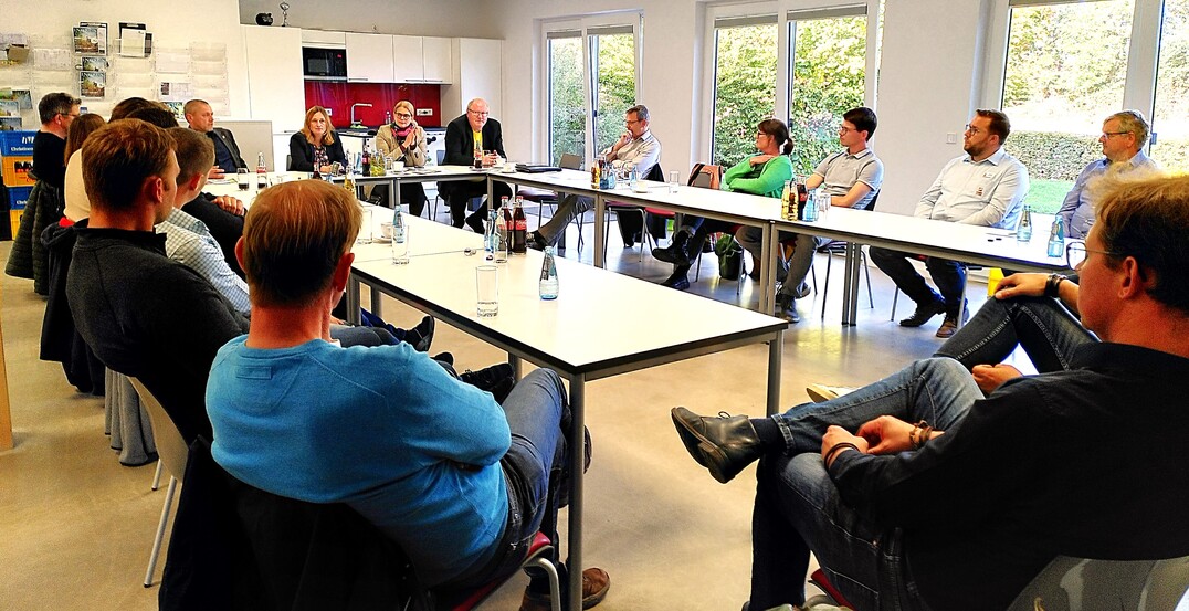 Auf Einladung des VGL Niedersachsen-Bremen trafen sich am 4. Oktober Unternehmer*innen regionaler GaLaBau-Betriebe mit Landtagskandidatinnen und -kandidaten von CDU, SPD, Die Grünen und FDP im GaLaBau-Betrieb Brauers GmbH zum Meinungsaustausch.