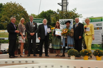 Die Auszeichnung fr Kitzingen nahmen entgegen: Brgermeister Klaus Christof (4. v. l.), Hilmar Klein (3. v. l), Stellvertretender Fachgebietsleiter Tiefbau, und Walter Vierrether (r.) Leiter Touristinformation.