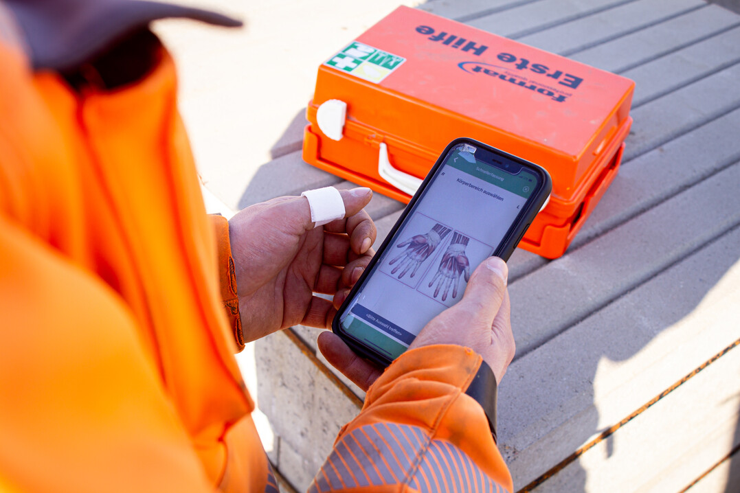 Mithilfe einer App können Mitarbeitende ihre Arbeitsunfälle rechtkonform an das System melden.