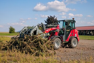 Die Weidemann GmbH fertigt seit mehr als 55 Jahren kompakte Hoftracs, Rad- und Teleskoplader 
fr die Landwirtschaft und ist heute fhrender Hersteller dieser Maschinen fr Landwirte, 
Kommunen, Grtnereien und Baumschulen in Zentraleuropa. 