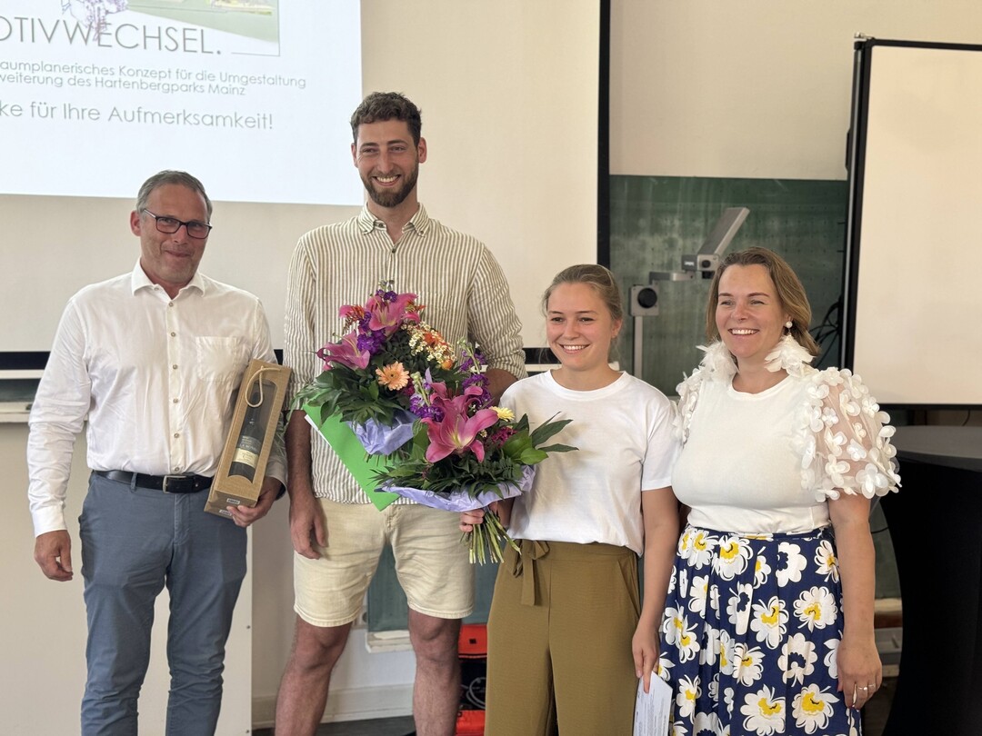 Maximilian Stumm (2. v. l.) und Elena Viandt (2. v. r.) wurden für ihre Arbeit zur Umgestaltung des Hartenbergparks in Mainz mit dem Studienpreis ausgezeichnet.