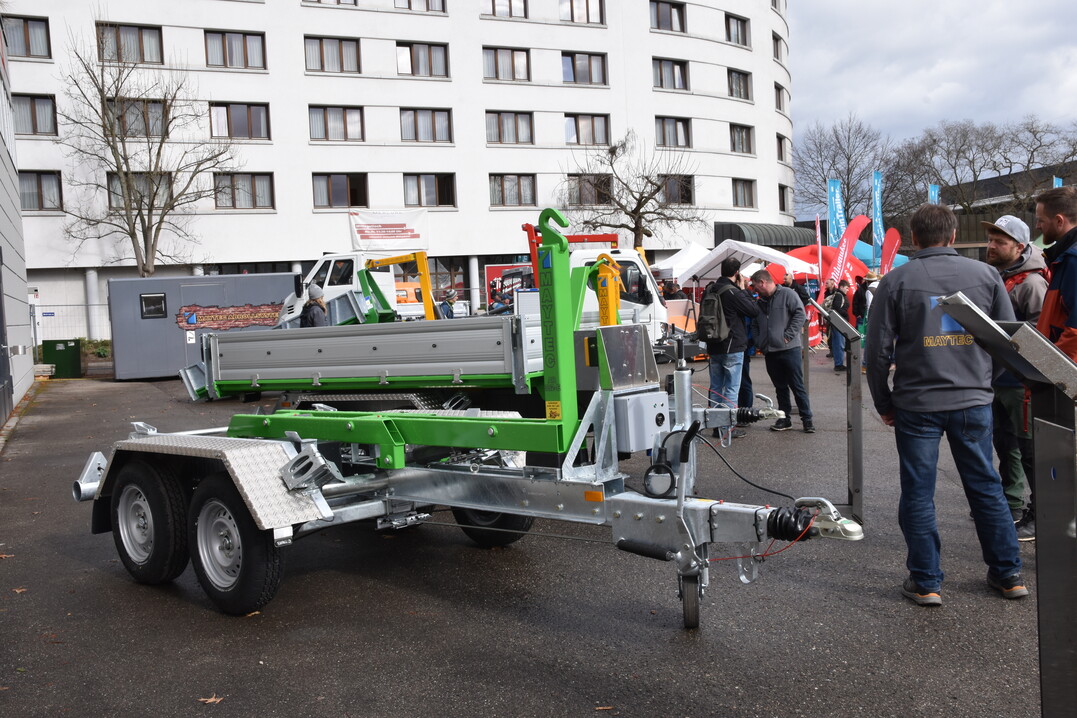 Mit einer bordeigenen AGM-Batterie arbeitet dieser 3,5-t-Abroller von Maytec. Das lrm- und abgasarme Modell wird immer beliebter.