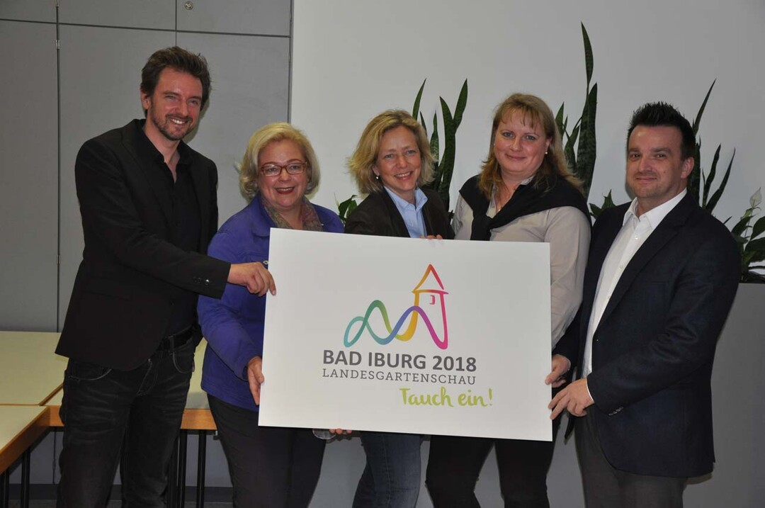 John Hunt (Kwersinn), Petra Rosenbach (Geschäfts-führerin des Tourismusverbandes Osnabrücker Landes), Annette Niermann 8Bürgermeisterin Bad Iburgs), Ursula Stecker (Geschäftsführerin der Durchführungsgesellschaft) und Veit Benjamin Engelker