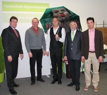 Sie gratulierten dem 1.000sten Schnbrunner Grtnermeister Rudolf Embacher (in der Mitte): von links der Schulleiter aus Landhut-Schnbrunn, Thomas Schneidawind; der Meisterprfungsausschussvorsitzende, Jrgen Widl; Rudolf Embacher; der Prsident des Verbandes Garten-, Landschafts- und Sportplatzbau Bayern e. V., Ulrich Schfer und der Vorsitzende des Ehemaligenverbandes Landshut-Schnbrunn, Stefan Lampert 