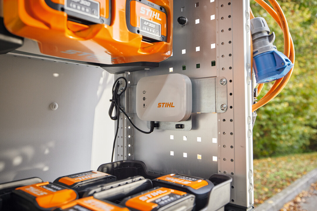 Die Akkus aus dem STIHL AP-System knnen mit dem bott vario3 powered by STIHL Ausbausystem ber Nacht im Fahrzeug verbleiben und dort geladen werden.