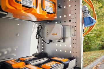 Die Akkus aus dem STIHL AP-System knnen mit dem bott vario3 powered by STIHL Ausbausystem ber Nacht im Fahrzeug verbleiben und dort geladen werden.