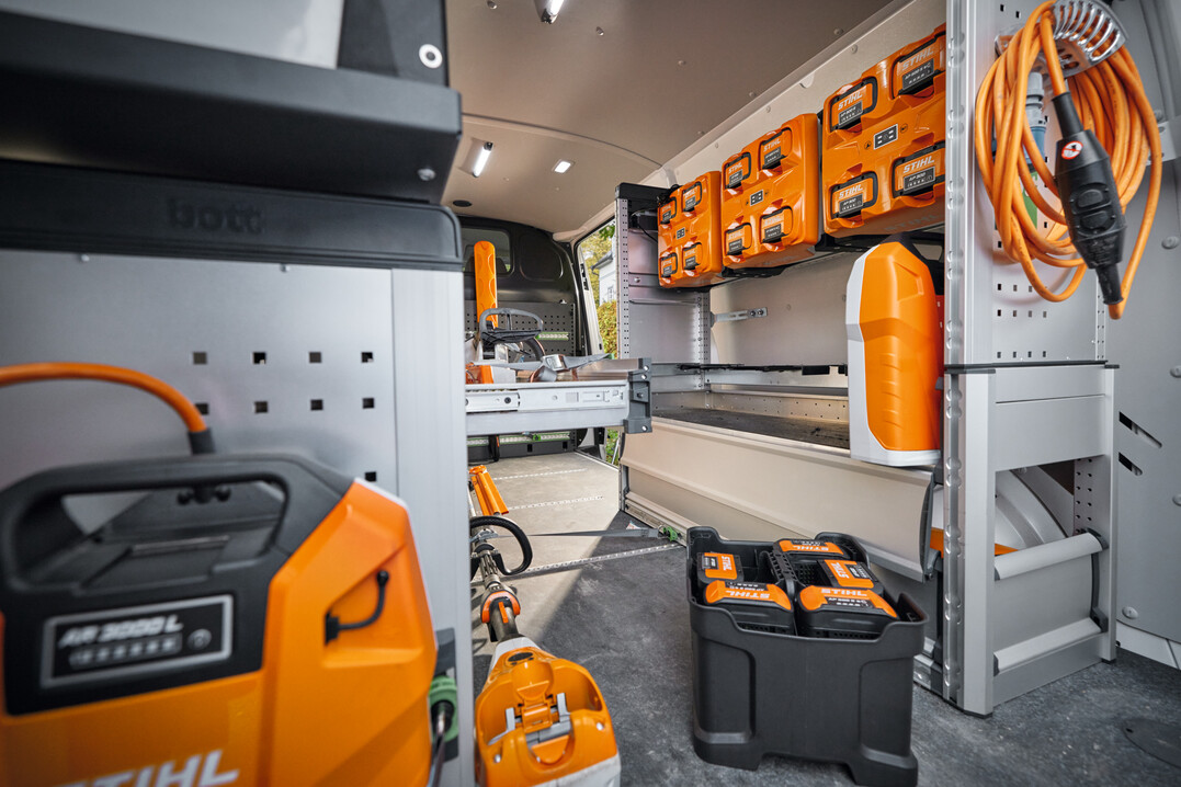 Die neue bott vario3 powered by STIHL Fahrzeugeinrichtung fr Kastenwagen ist mit STIHL AL 301-4 Ladegerten ausgestattet. Damit knnen Akkus aus dem STIHL AP-System auch am Einsatzort verlsslich geladen werden.