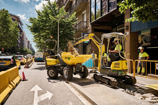 Aufbrechen, ausbaggern, verfllen und verdichten  smtliche Arbeitsschritte einer typischen Stadtbaustelle lassen sich mit elektrischen Maschinen von Wacker Neuson ausfhren.