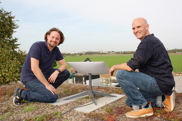 Dominic Bttger (l.) und Alex Knapstein von Inspirationlabs kmmern sich nicht nur um die Hardware, sondern auch darum, dass die Datenleitung funktioniert.