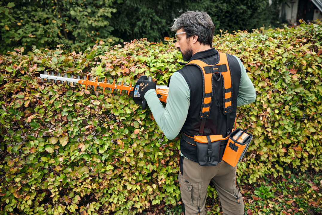 Bei hohem Gewicht am Hftgurt oder Grtel  wie beispielsweise Akku-Packs  dient der weich gepolsterte Schultergurt des modularen Gurtsystems STIHL ADVANCE X-Flex der Entlastung. Er wird einfach ber Metallclips an Hftgurt oder Grtel eingehngt und verteilt das Gewicht der daran befestigten Taschen und Halter gleichmiger auf den Krper.