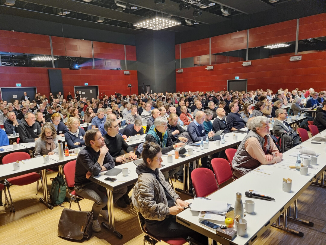 Die Veranstaltung mit rund 400 Teilnehmende vor Ort war schnell ausgebvucht. Wer keinen Platz mehr bekam, konnte den zustzlichen  Live-Stream nutzen.