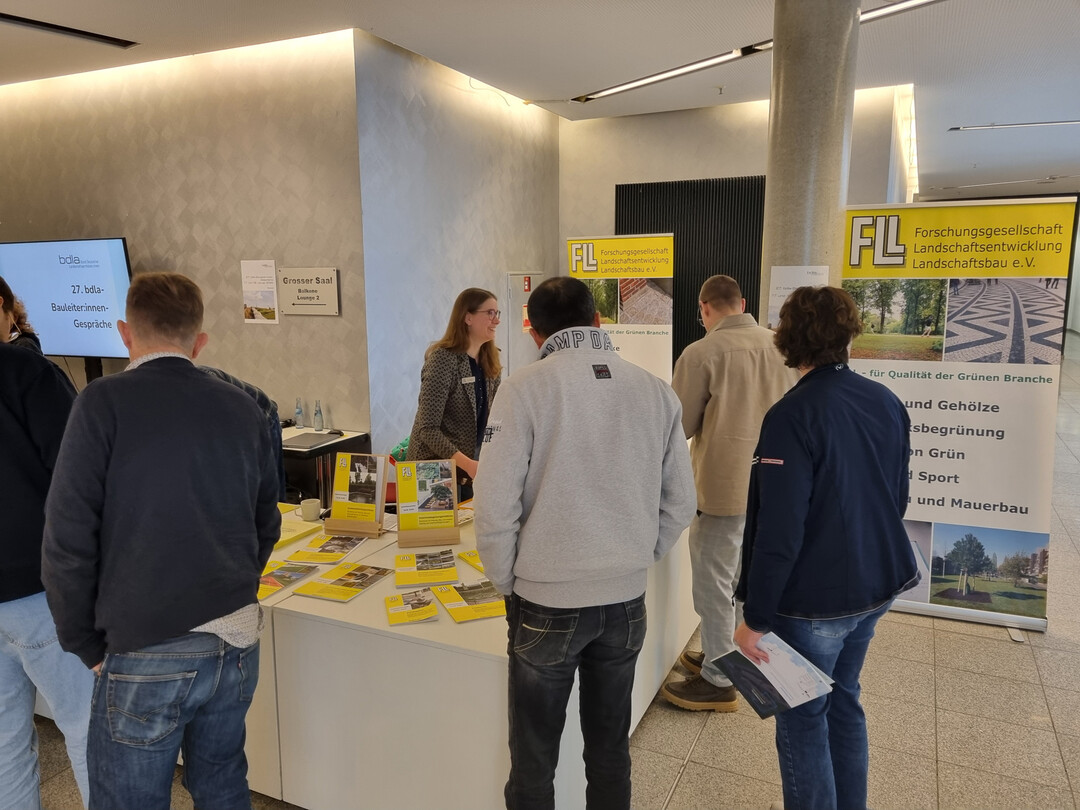 Im Foyer ergnzte eine kleine Fachmesse die Veranstaltung. Hier der Stand der FLL, Forschungsgesellschaft Landschaftsentwicklung Landschaftsbau e.V.