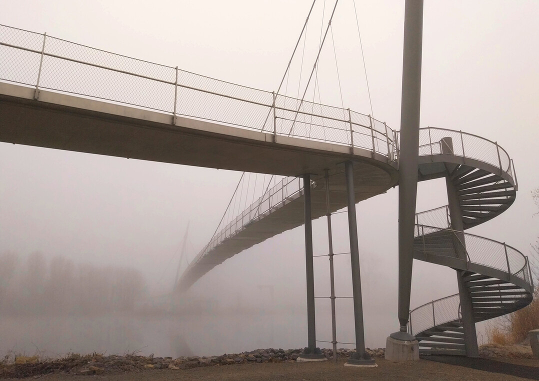 Die neue Fugngerbrcke ber den Main direkt gegenber  nach mehreren Jahren Bauzeit fertig