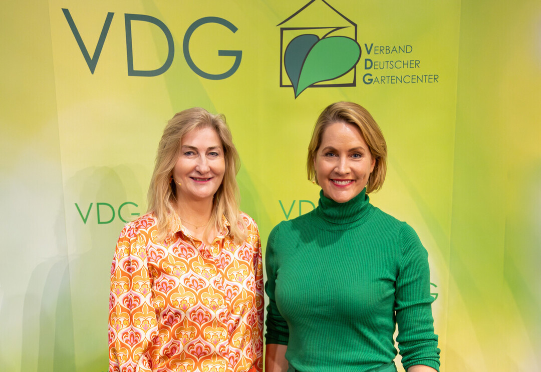 The VDG industry get-together at the association"s stand in the Galeria (Stand GA 23) starts with an interview: Martina Mensing-Meckelburg (l.) talks to Judith Rakers about her store design concept for stationary garden retailers.
