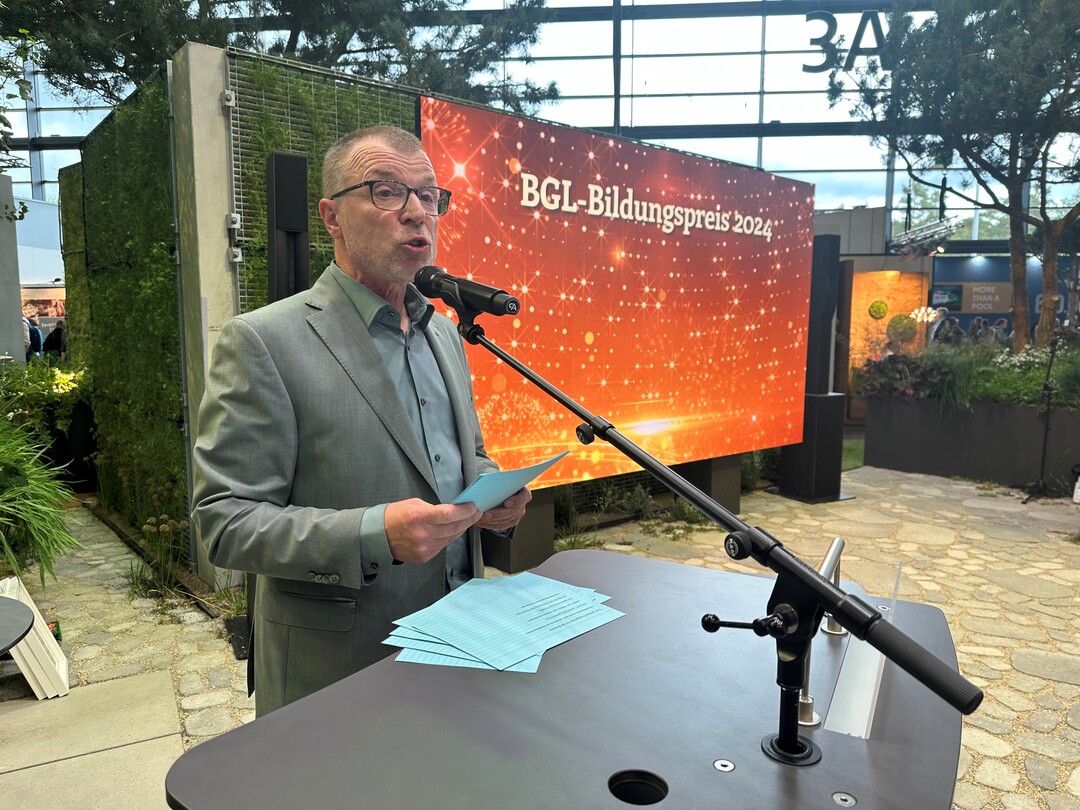 Matthias Lsch vom Verband Berlin und Brandenburg bergab den BGL-Bildungspreis.