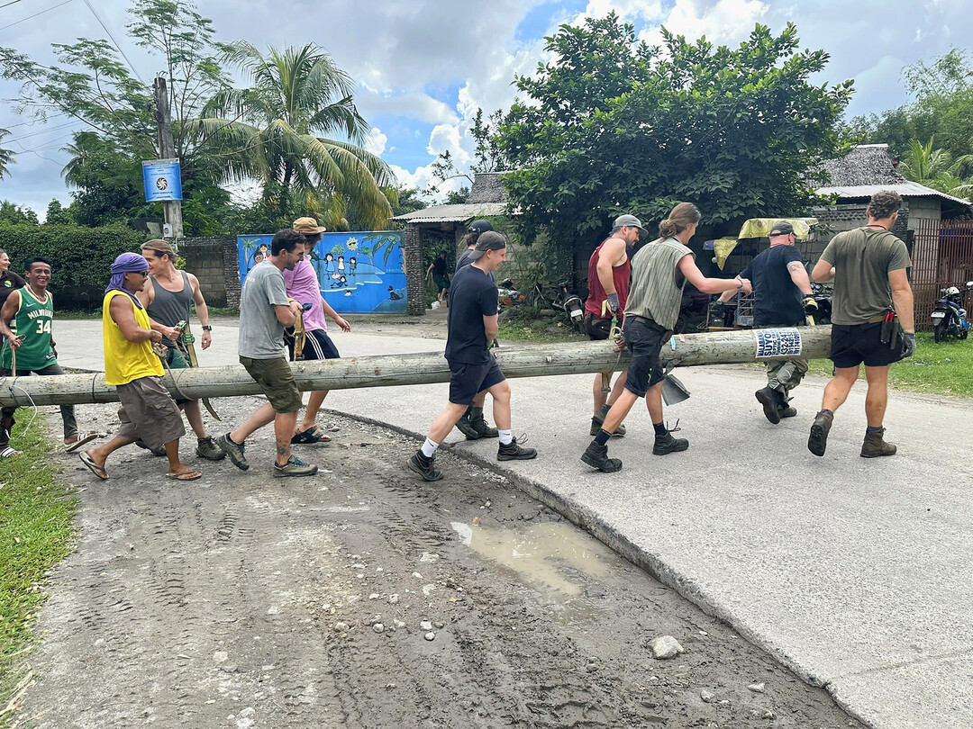 Für die längsten Telegrafenmasten waren zwölf Leute mit Tragegurten notwendig.